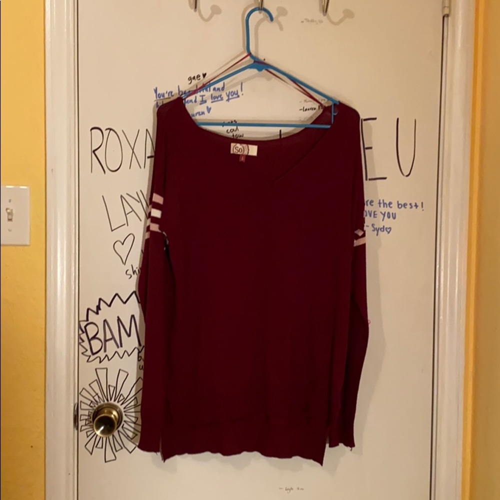 light weight sweater, size small. also a v neck :)